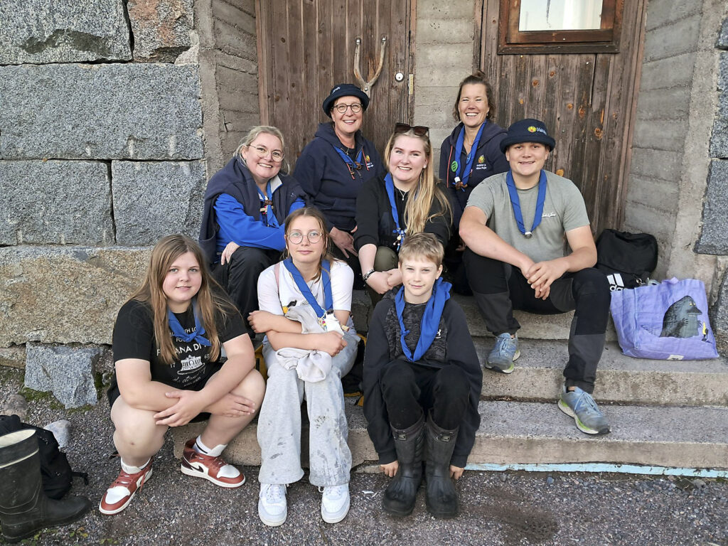 Matka Islantiin on partiolaisille talkoineen vuoden pituinen projekti. Takana vasemmalta Essi Torkkomäki, Nella-Mari Lindberg, Immi Ryhtö, Mari Salo ja Juhani Kakko. Edessä vasemmalta Sofia Virtanen, Nella Koskela ja Julius Talikka.