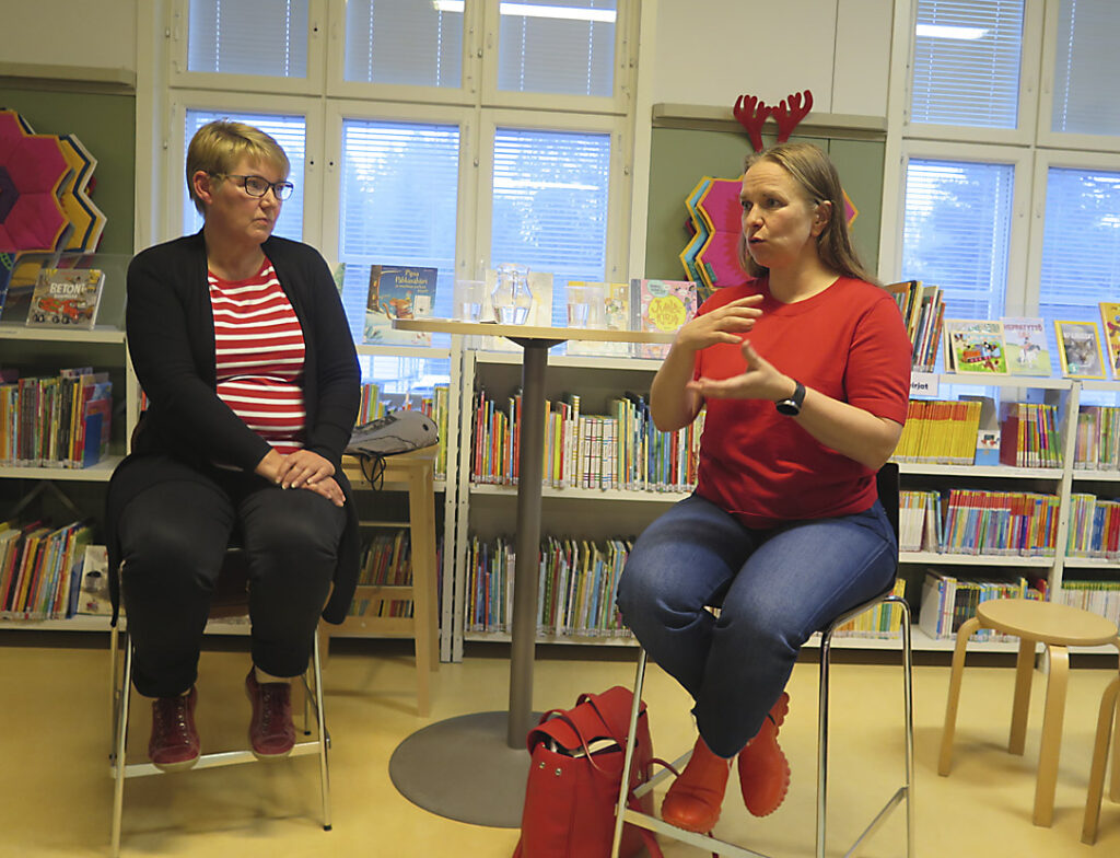 Kirjailija Satu Rämö vieraili Kiskon kirjastossa. Kisko-seuran Kirsi Hietanen haastatteli
menestyskirjailijaa täyden tuvan kuunnellessa mielenkiinnolla.