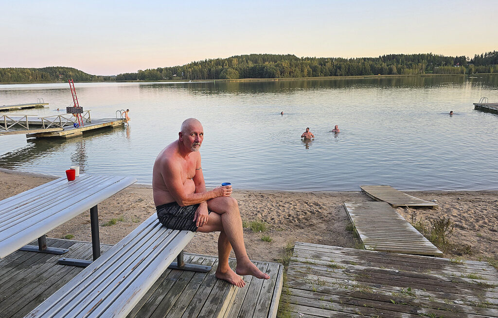 Jouko Immonen istahti hetkeksi Kokkilan uimalan terassille saunan ja uimisen lomassa.
