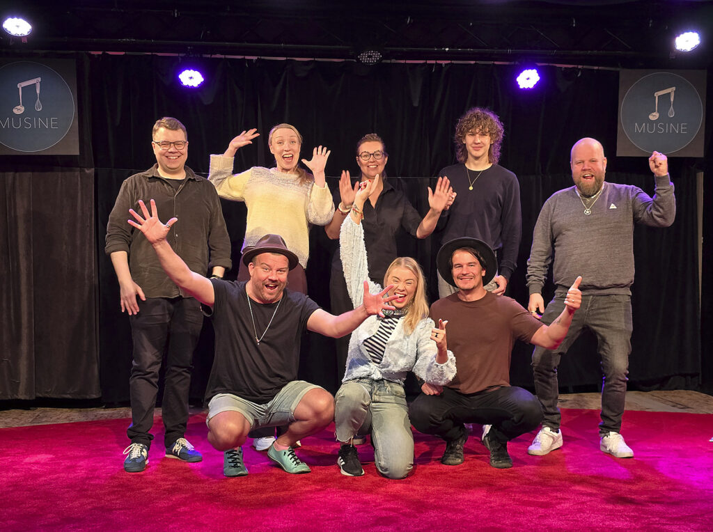 Teatteri Provinssin Hei me revytään! 2.0 esitetään ravintola Musinessa reilut 20 kertaa syksyn ja alkutalven aikana.