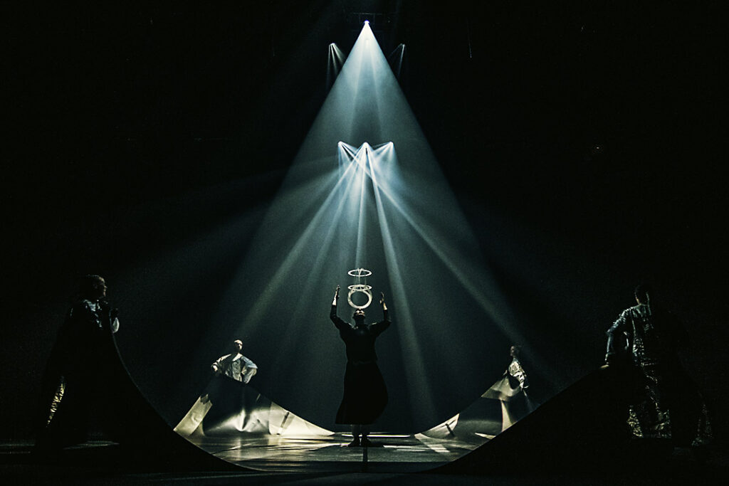 Mikki Kuntun valaistus on Tampereen Työväen Teatterin ja Tero Saarinen Companyn Macbethin yksi vaikuttavimmista tekijöistä.