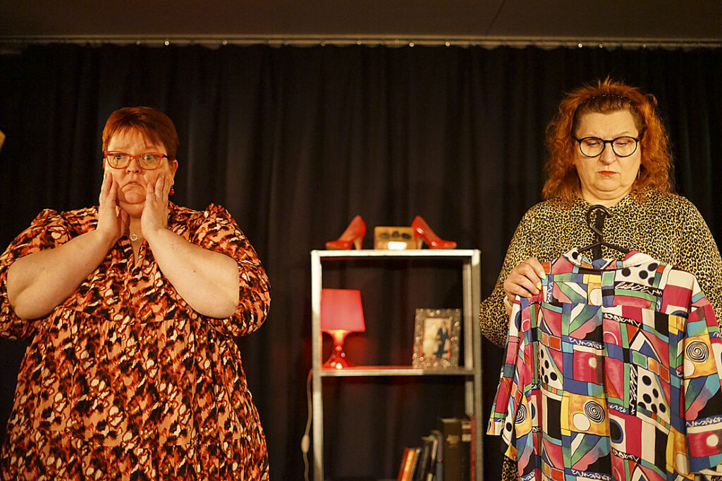 Salon teatterin Oodeja riippuvalle lihalle sai ensi-iltansa Annankadulla viime keväänä. Syksyn tuleva ensi-ilta Ihan pakko nähdään Bio Jännän tiloissa kokeilumielellä. Kuvassa Mia Kuisma ja Marjukka Paajolahti-Halme Oodeja riippuvalle lihalle -näytelmästä.