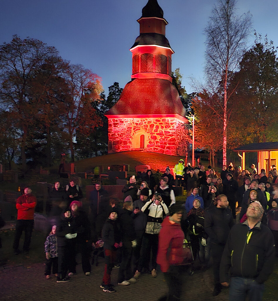 Halikon kirkon ympäristö täyttyy varmasti ihmisistä myös tänä vuonna Lumottu Valo -shown myötä. Kuva viime vuoden Valoisa luutarha -teoksen yleisöstä.