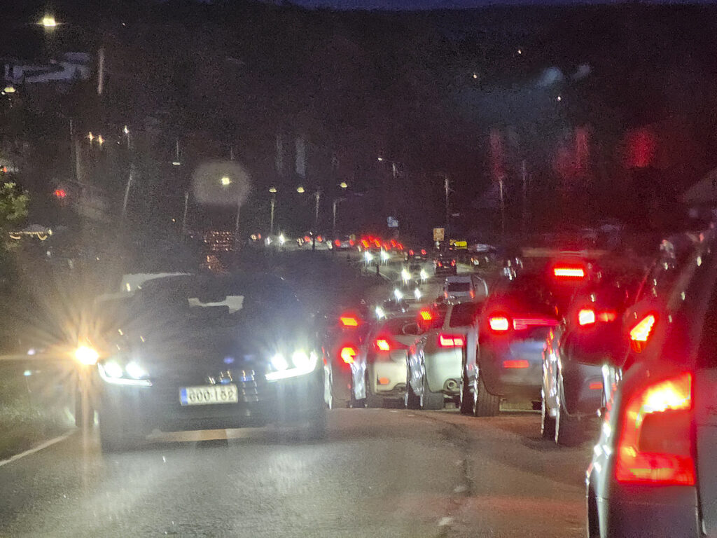 Kurpitsapuistoon kannattaa saapua kävellen tai bussilla.