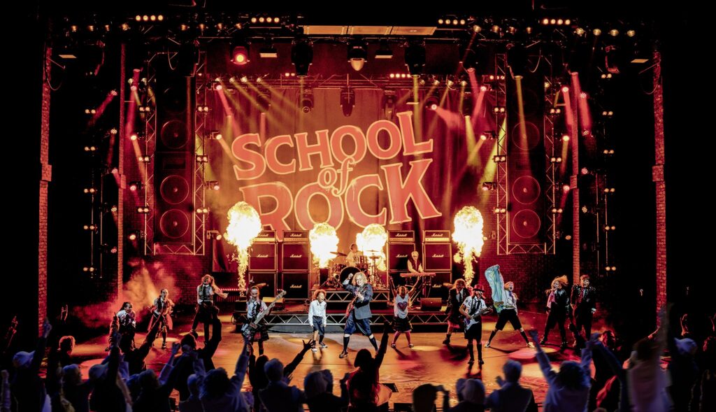 Nuoret lupaukset tekevät School of Rockin. Kuva: Kari Sunnari.