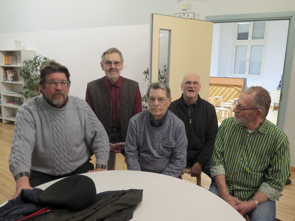 Yrjö Saustila, Seppo Tiainen, Risto Mertano, Jukka Pohjola ja Erkki Leppäkoski kuuluvat Salon Laulu-Seppoihin.