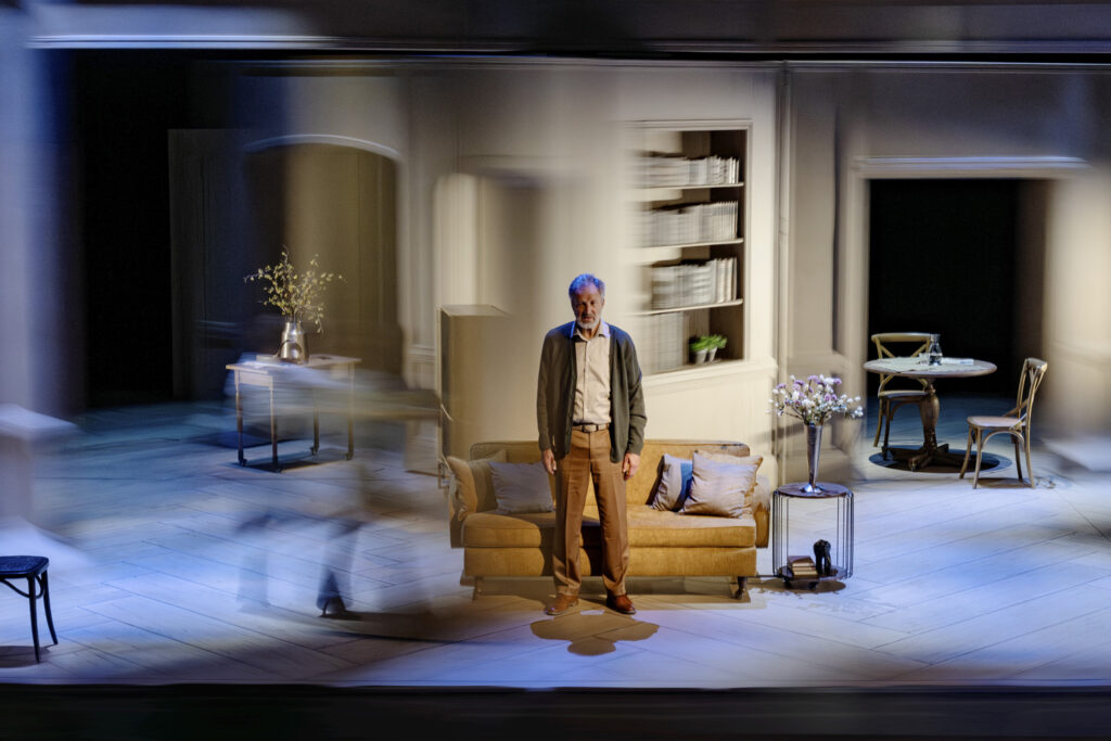 Taneli Mäkelä tekee huippuroolin Andréna Turun kaupunginteatterin Isässä. Kuva: Otto-Ville Väätäinen