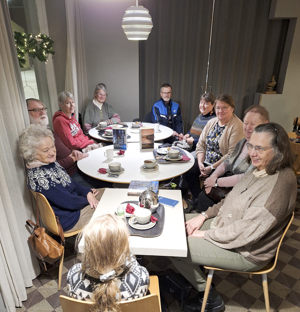 Lukupiiri Murharyhmän muodostavat tällä kertaa Hannele Tuomainen (vas), Ari Aalto, Rita Ahde, Liisa Granbom-Herranen, Timo Liukkonen, Kristiina Simula, Jaana Lehtinen, Marja-Liisa Klemelä-Aalto, Hanna-Maija Saarimaa ja edessä selin Leena Kuikka.
