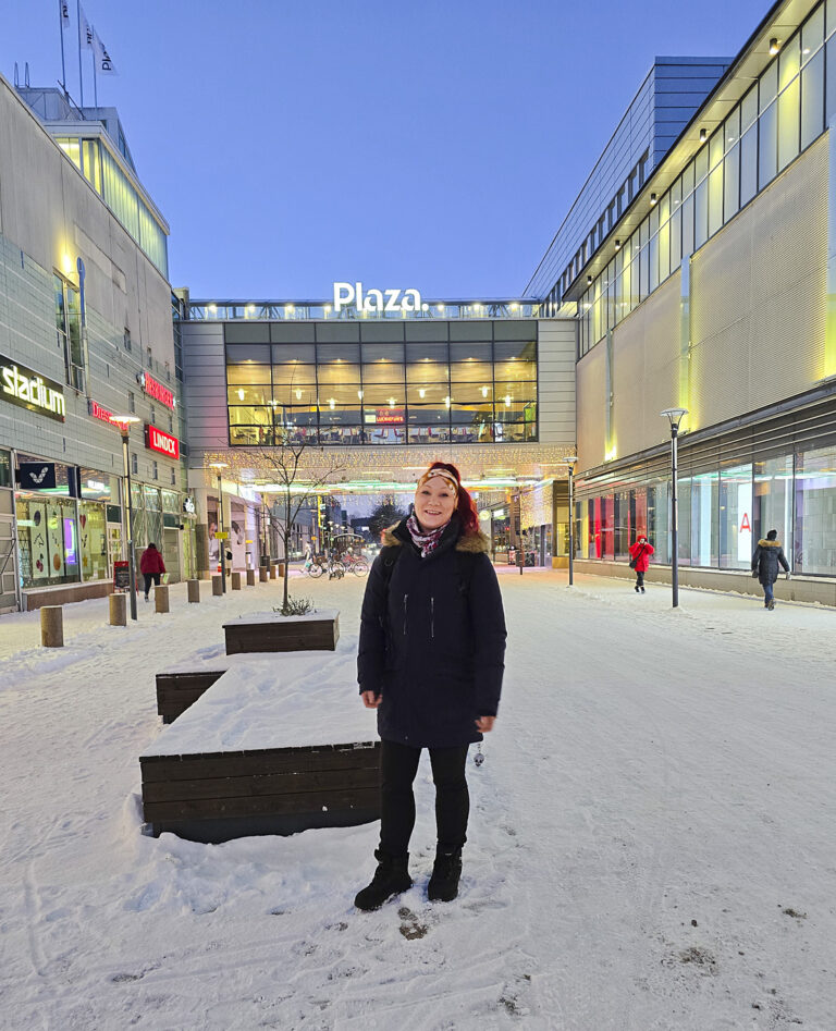 Saana Laahisto käveli työpaikalleen Plazan S-Marketiin nastakengät tukevasti jalassa.