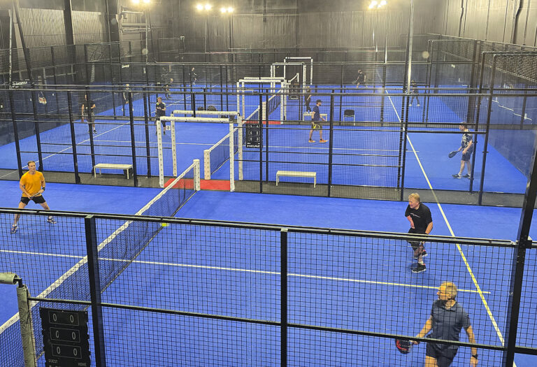Enko Padelissa pääsee seuraamaan harrastepelaajien turnausta.