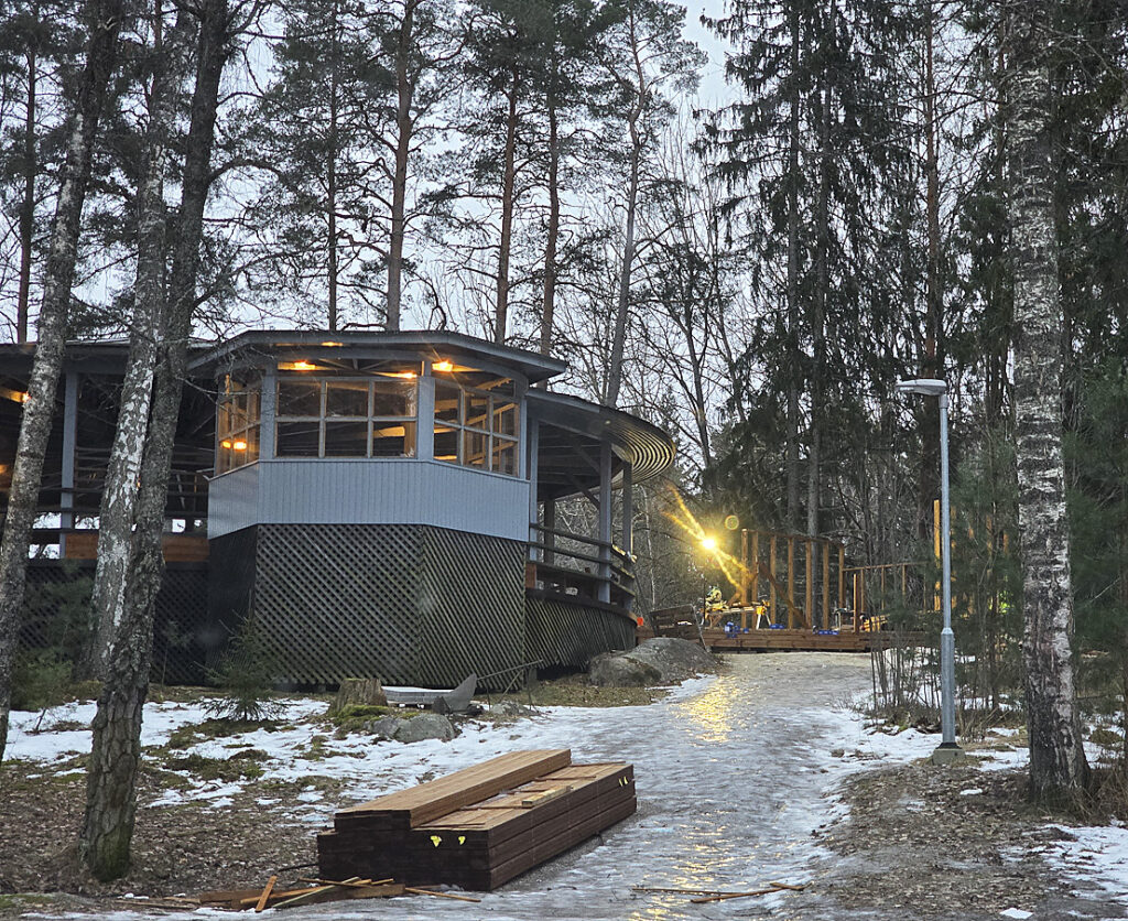 Vuohensaaren tanssilavan kupeeseen rakentuu ensi kesää varten terassi ja kioski.