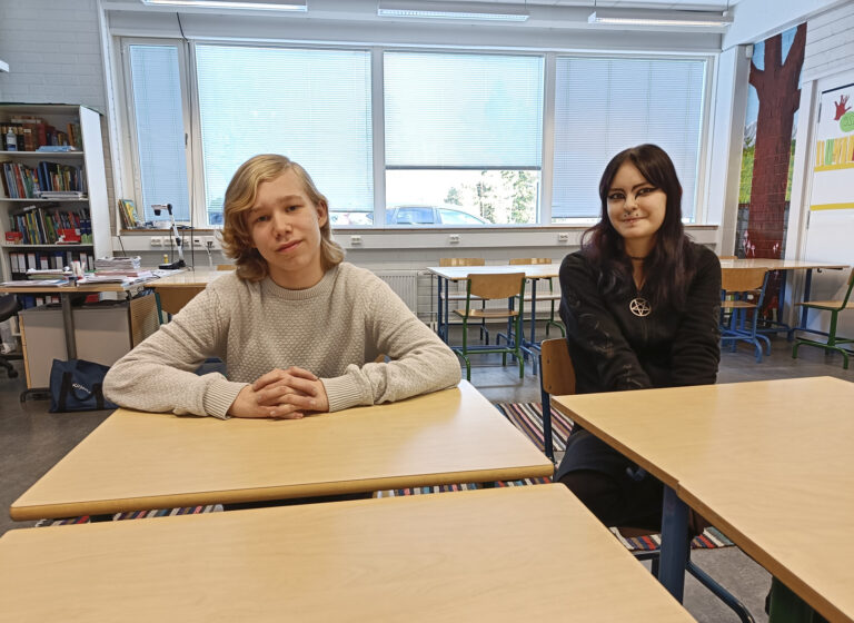 Armfeltin koulun 9.-luokkalaiset Jimi Julkunen ja Neo Pylkkänen suosivat iltapäivälehtiä.