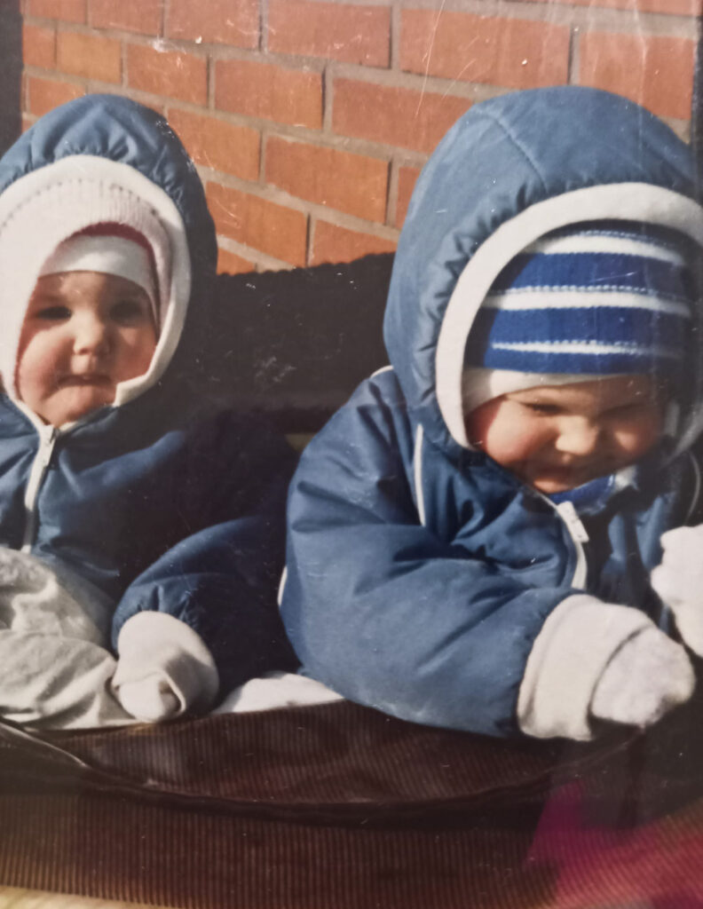 Minna (vas.) ja Mika Luoto pikkuisina kaksostaaperoina Somerolla.