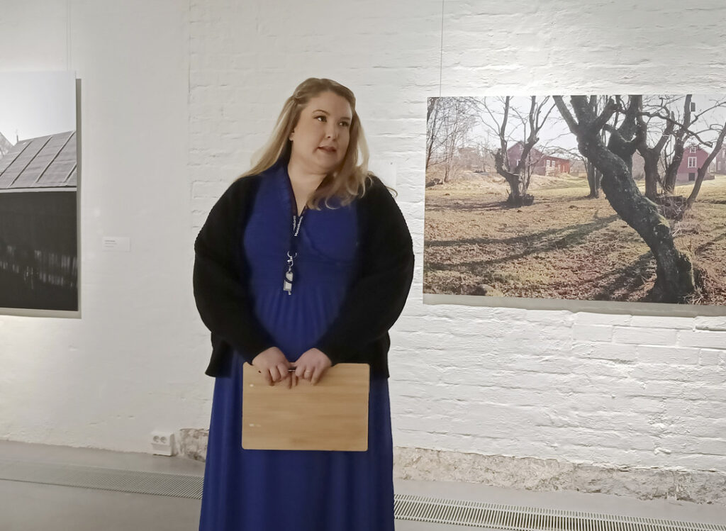 Amanuenssi Mia Nieminen kertoo, että Harro Koskisen näyttelyssä näkyy saaristoelämän vuodenaikojen vaihtelu.