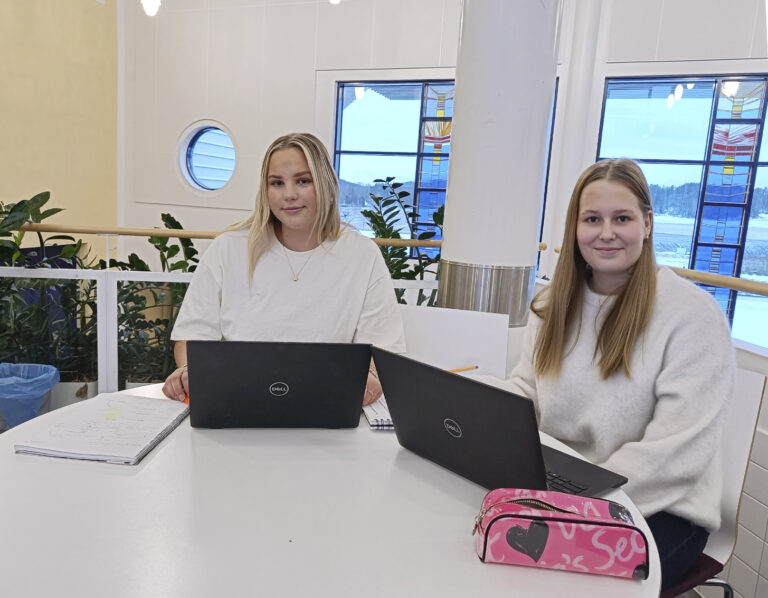 Liv ja Luna suhtautuvat ylioppilaskirjoituksiin stressittömästi.