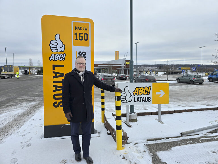 Toimitusjohtaja Tapio Finér kertoo, että ABC Piihovissa on entistä paremmat mahdollisuudet sähköautojen lataamiseen.