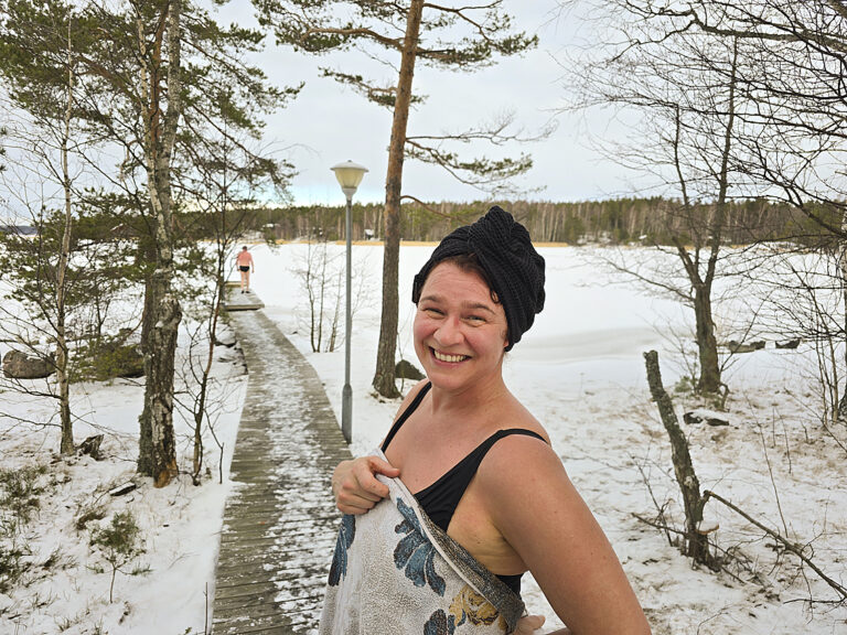 Kaupungin tapahtumakoordinaattori Karolina Blom testasi viime viikolla Niksaaren löylyjä ja helmikuista meriavantoa.