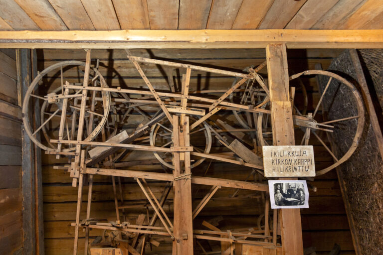 Suomusjärven kotiseutumuseossa on paikallisen leipuri Hemming Fredrik Pohjolan suunnittelema ikiliikkuja.