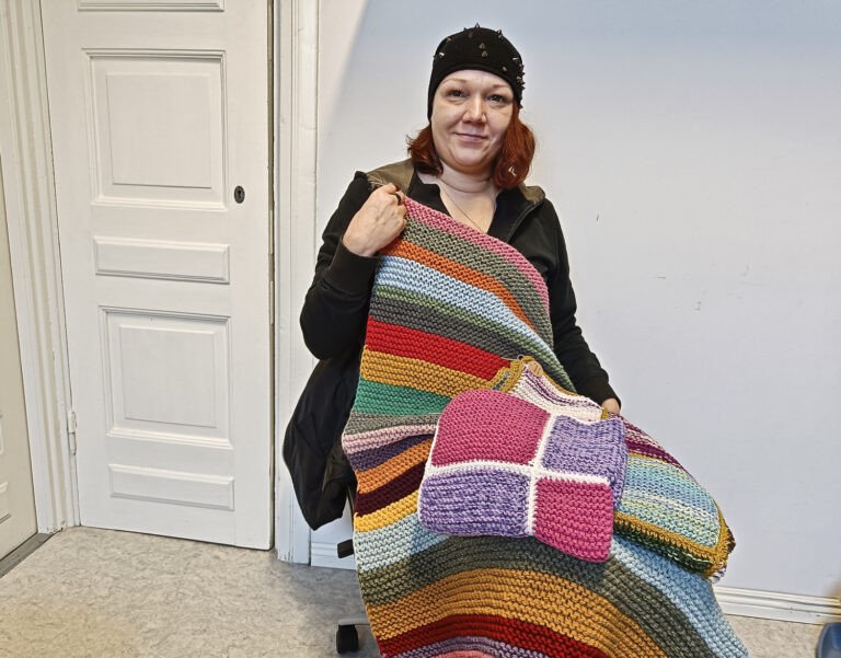 Tanja Paltta on neulonut kymmenittäin värikkäitä peittoja jämälangoista. Valmiit peitot hän lahjoittaa Sammalon eläinklinikalle.