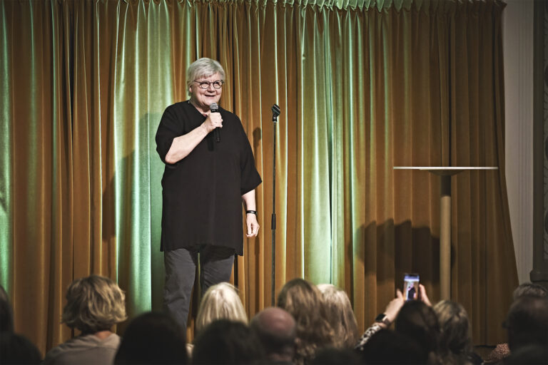 Tiina Henkola aloitti stand upin tekemisen vanhemmalla iällä.