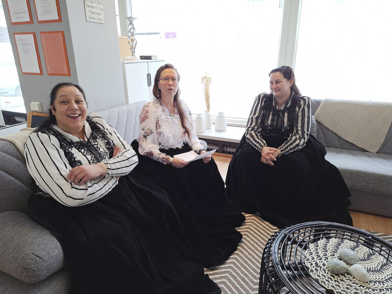 Nadja Friman, Tuula Lindgren ja Katja Grönstrand Salon Seudun Romanit ry:n perhekahvilassa. Iloiseen ja nauravaiseen porukkaan toivotetaan kaikki tervetulleiksi.