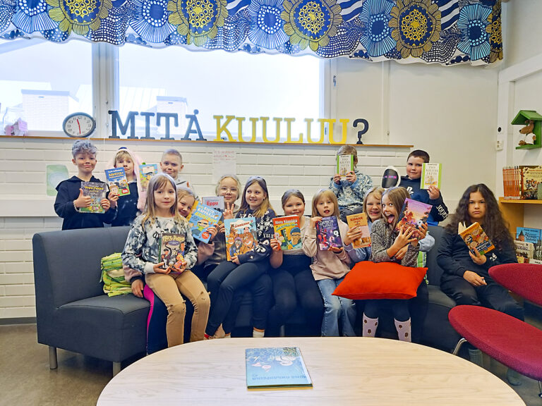 3.-luokkalaiset lukevat monia erilaisia kirjoja.
