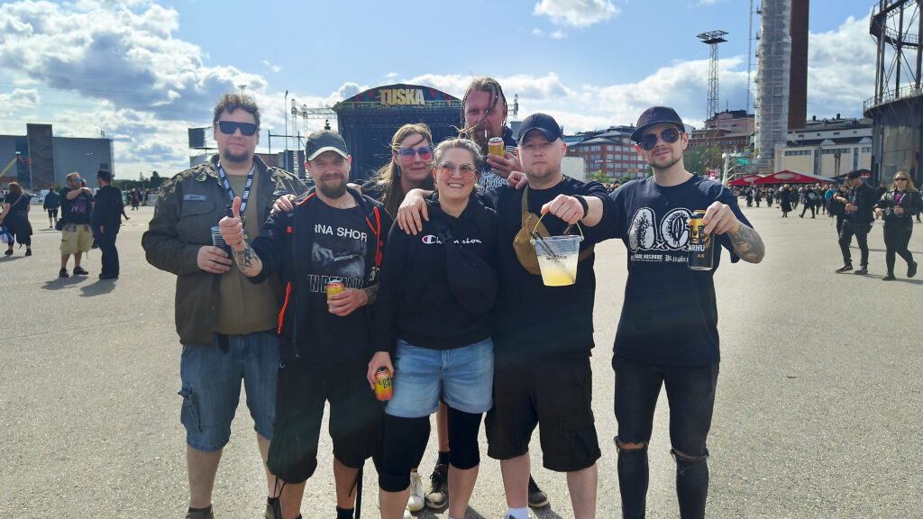 Mikko Koskinen (toinen vas.) oli ensimmäistä kertaa Tuskassa. Matkaseurana näille kekkereille tuli kaverit Kemiönsaarelta.