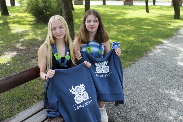 Salolaiset partiolaiset Ines-Eliis Rakaselg (16) ja Siru Ketokoski (15) osallistuivat meripartioleiri Satahankaan, josta muistuttavat partiohuiveja koristavat leiritunnukset. Huppareissa komeilee kotilippukunnan, Leirisiskojen, tunnus. Ketokoski esittelee leiriltä saatua merkkiä, jonka voi ommella vaikka partiopaitaan.