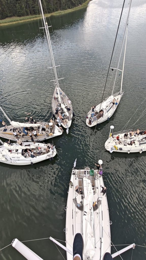 Leirillä tehdyn purjehduksen yhteydessä purjeveneet ohjattiin tähtimuodostelmaan. Leirikaveri Aamos Helaste nappasi kuvan purjeveneen mastosta.
Kuva: Aamos Helaste