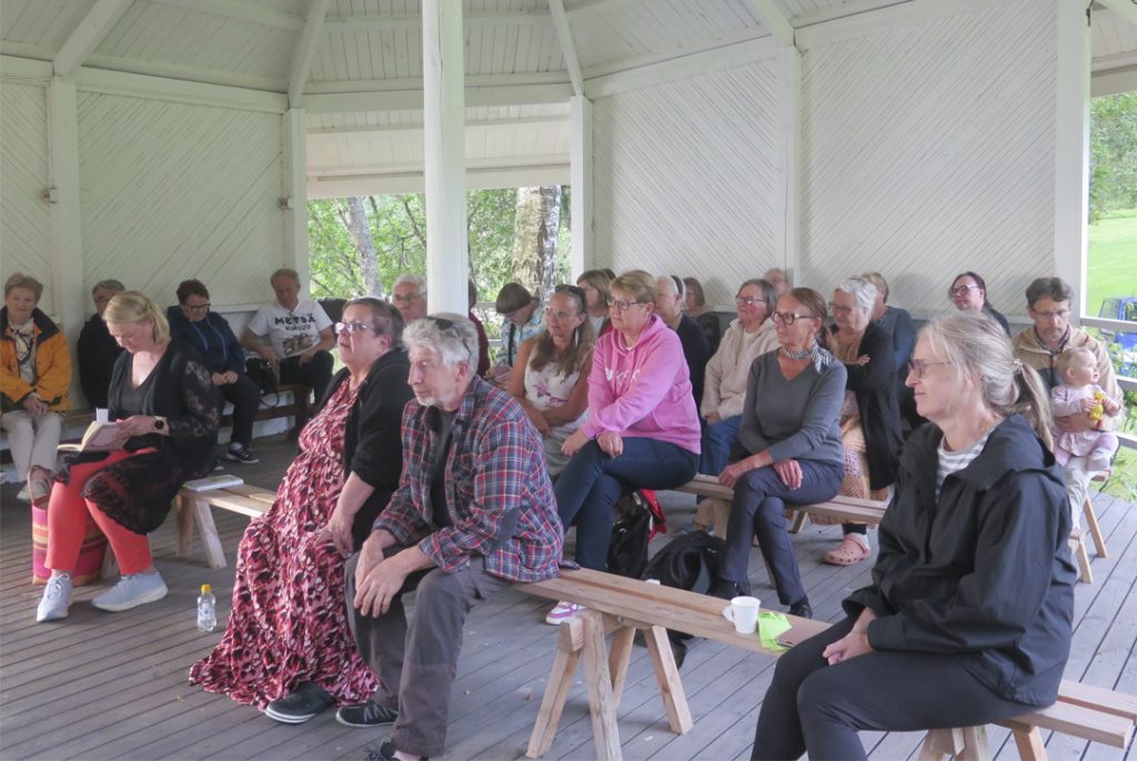 Kiskon maa- ja kotitalousnaisten järjestämässä Runoja ja räiskäleitä -illassa kuultiin monipuolinen kattaus runoja.  