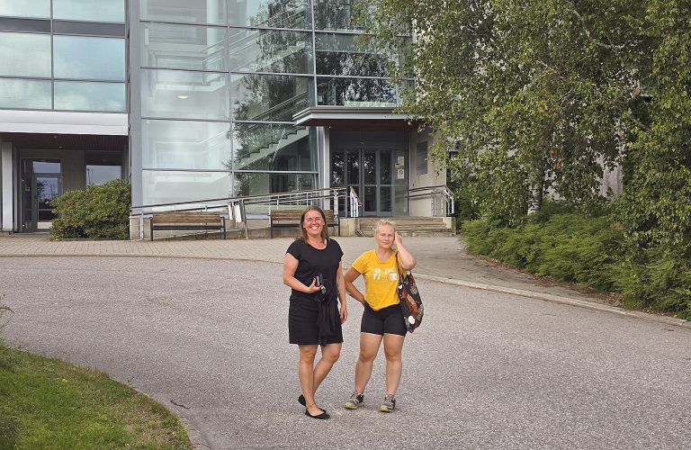 Liikuntapalveluiden tiedotussihteeri Kaisa Villa ja liikunnanohjaaja Laura Poikonen muistuttavat, että vesitaitojen kehittyminen vie aikaa eikä yksi uimakoulu vielä riitä.