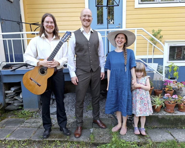 Otto Kentala (vas.), Jussi Vänttinen, Saara Rauvala ja Hertta Vänttinen tarjoilevat Lukkarinmäessä paitsi kulttuuria, myös lempeää yhdessäoloa.