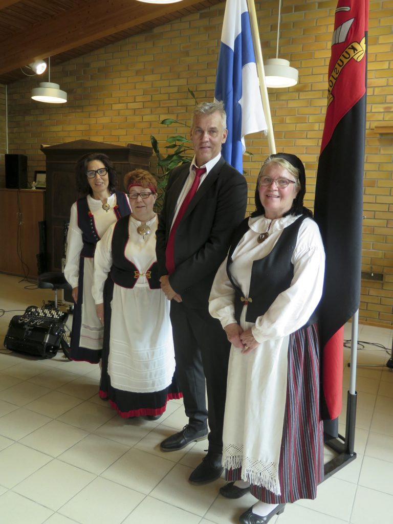 Jaana Laapotti, Kaija Tuomala, Jukka Laapotti ja Sirpa Päärni Kuusjoen karjalaisten 80-vuotisjuhlassa.