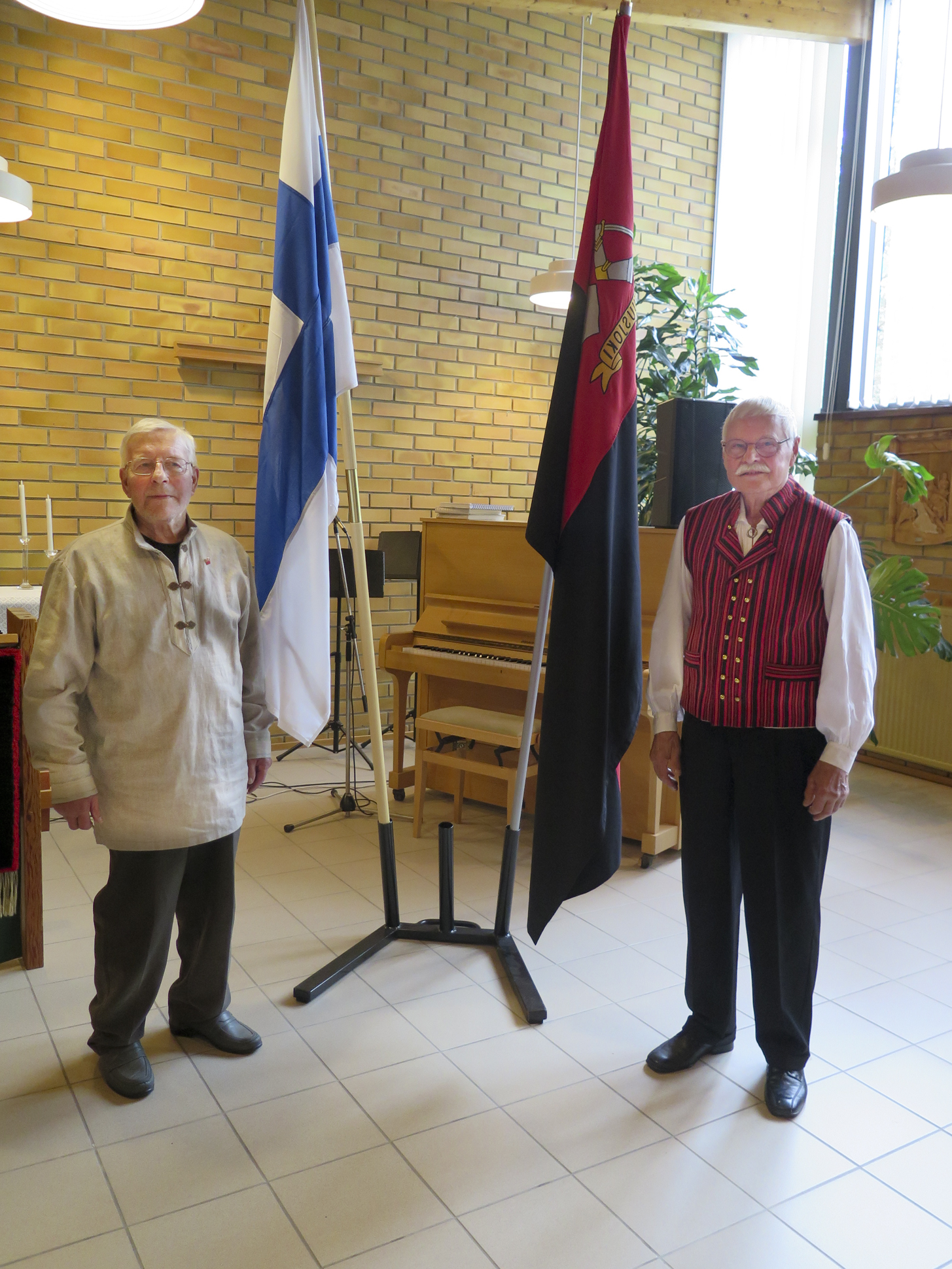 Matti Liski ja Erkki Koli toivat Suomen ja Karjalan liput juhlasaliin.