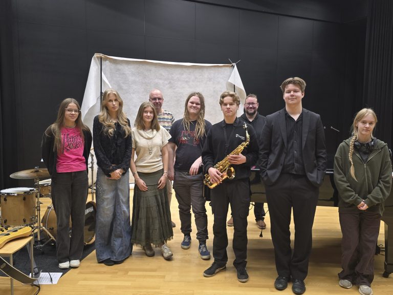 Stella Rautsalmi, Emila Rajala, Siiri Halkilahti, Toni Mäkinen (vetäjä), Aku Isotalo, Viljo Korhonen, Juha Keskinen (vetäjä), Jussi Linna ja Sinia Suvanne muodostavat kaksi työpajabändiä SaloJazz -tapahtumaan.