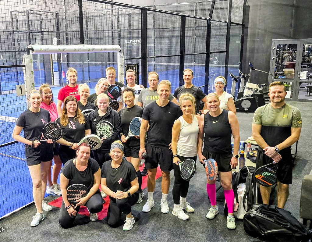 Roosa Nauha -padel keräsi lauantaiaamuna yhteen parikymmentä pelaajaa Enko Padeliin.
