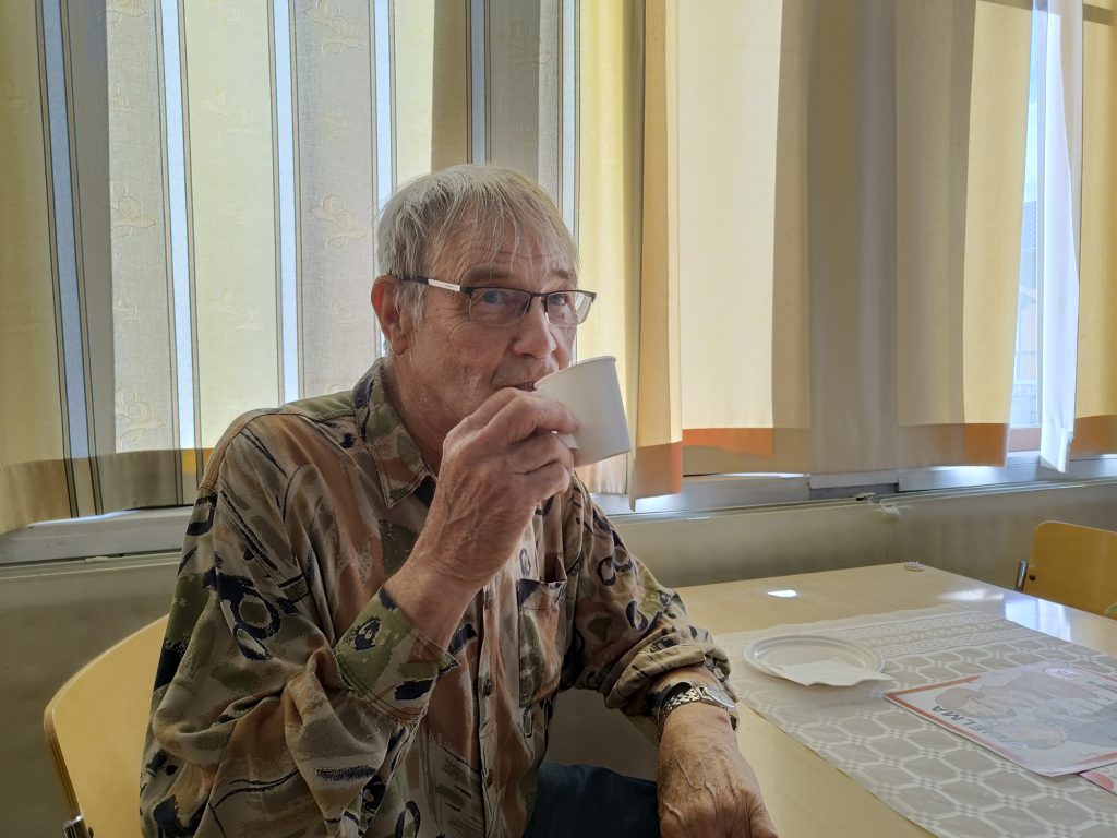 Kalevi Tiitanen ehtii hädin tuskin juoda kahviaan tanssien välissä.