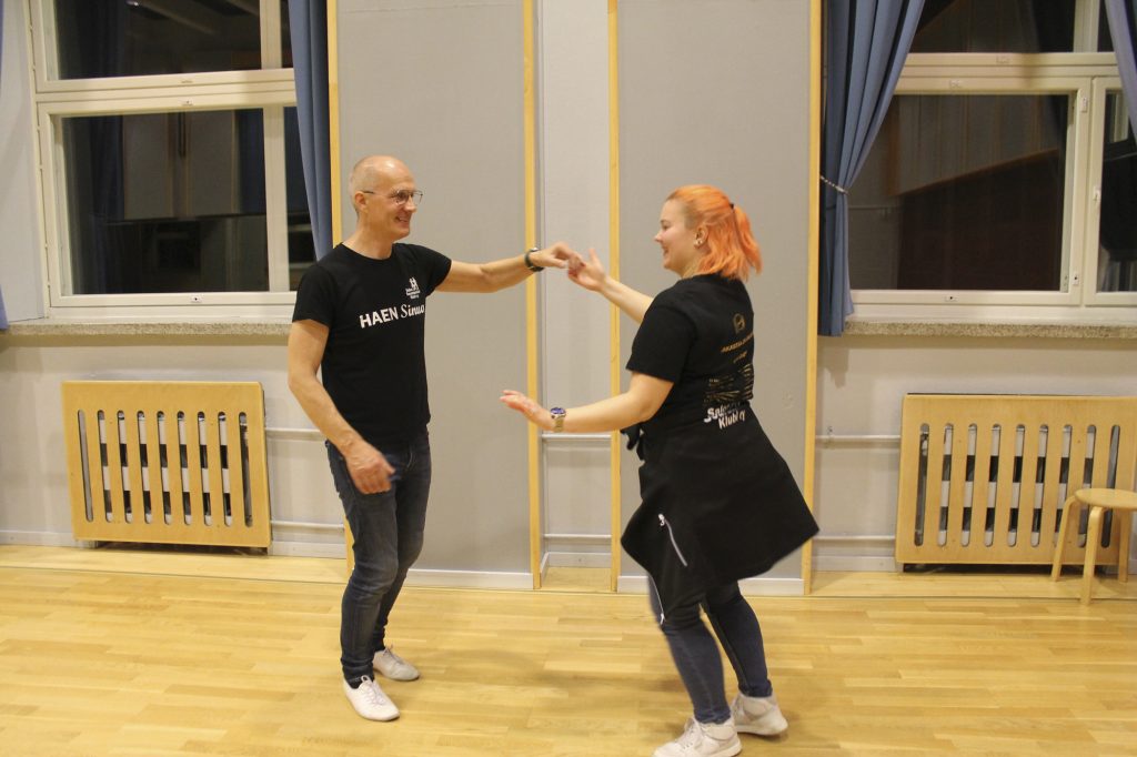 Salon Seuratanssiklubin tanssinohjaajat Veera Kujala ja Turo Rantanen kannustavat kaikkia tanssiharrastuksen pariin.
