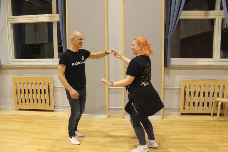 Salon Seuratanssiklubin tanssinohjaajat Veera Kujala ja Turo Rantanen kannustavat kaikkia tanssiharrastuksen pariin.