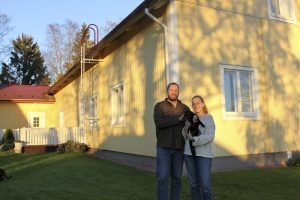 Marjukka ja Patrik Wallenius löysivät unelmiensa maalaistalon Kiikalasta. Siellä asustaa heidän lisäkseen kaksi kissaa, Tintti ja Mölli.