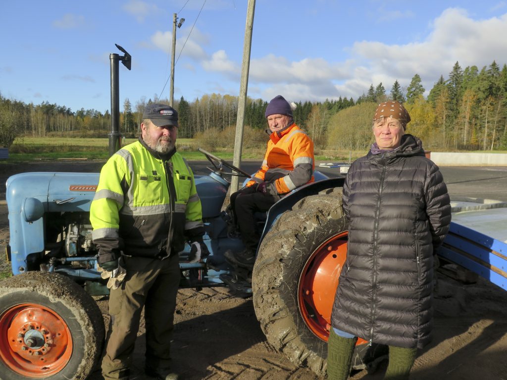 Seppo Vesterinen, Markku Ruikka ja Sari Källö kertovat, että Kuusjoella on hyvä talkoohenki.
