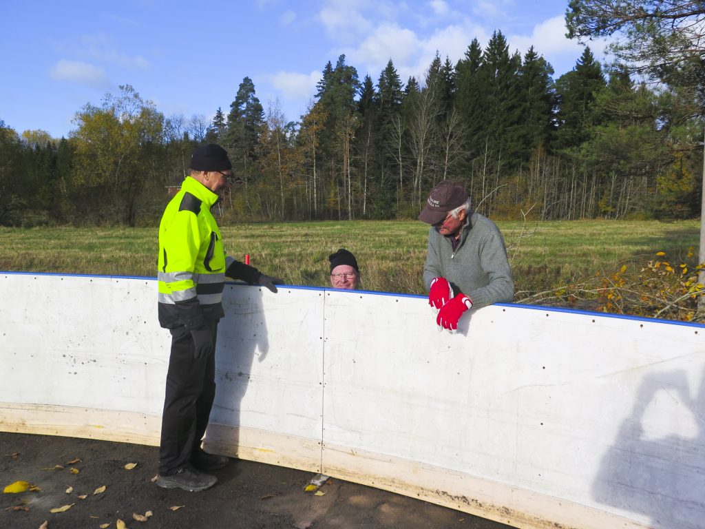 Jääkiekkokaukalon kunnostus valmistuu hyvää vauhtia osaavissa käsissä.