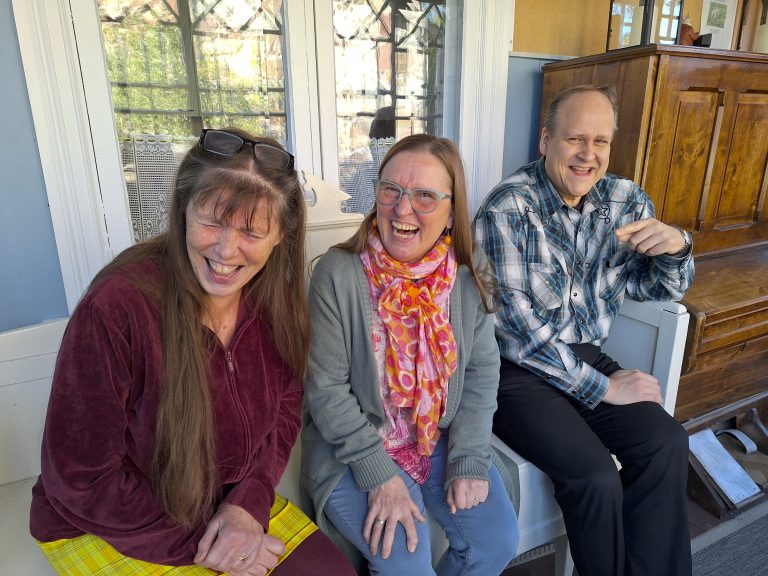 Maisa Pitkänen, Päivikki Franck ja Janne Kuusinen yhdistävät runouden ja musiikin.