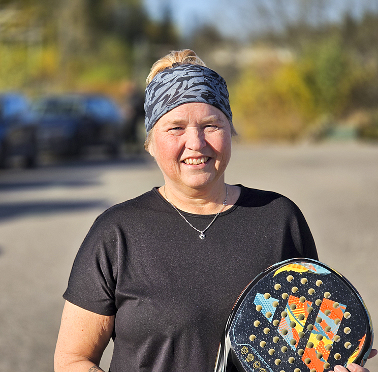 Sanna Kåla palasi rintasyöpäleikkauksen jälkeen padelharrastuksen pariin.