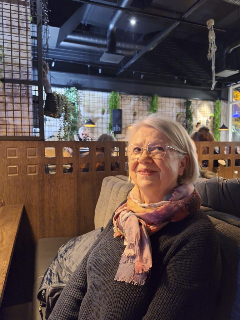 Tarja Makkonen saapui ravintolaan kuuntelemaan illan esiintyjää.