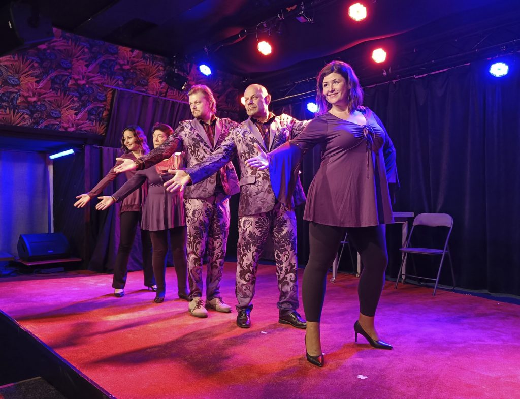 Ei pöllömpää! -revyy tuo lavalle Suomen huonoimmat euroviisukappaleet.