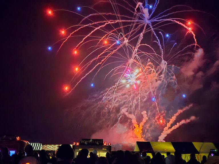 Kurpitsapuiston päättäjäisissä kuultiin puheita ja ihasteltiin ilotulitusta.