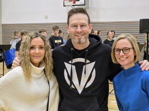 Taina Kojo, Darude ja Sofia Rockas kokoontuivat viime viikolla nuorten kanssa yhteisharjoituksiin Moision koululle.