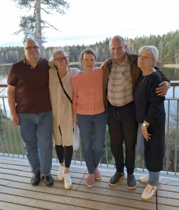 Hannele (vas.), Maija, Jouni, Salla-Maaria ja Tarppi tuntevat sinkkuuden ilot ja murheet.