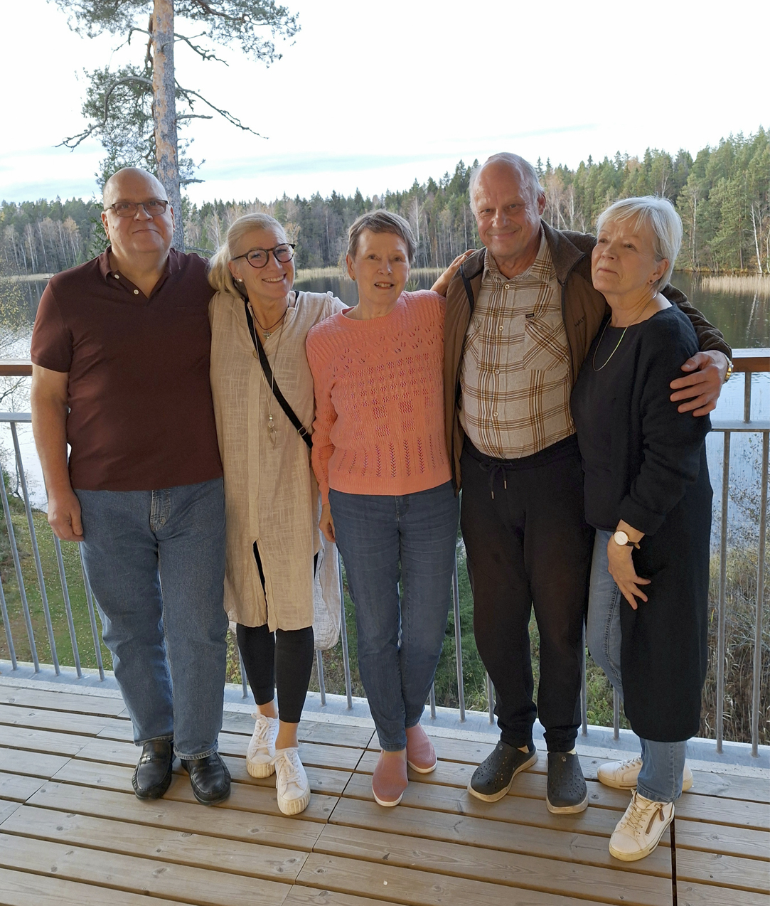 Hannele (vas.), Maija, Jouni, Salla-Maaria ja Tarppi tuntevat sinkkuuden ilot ja murheet.